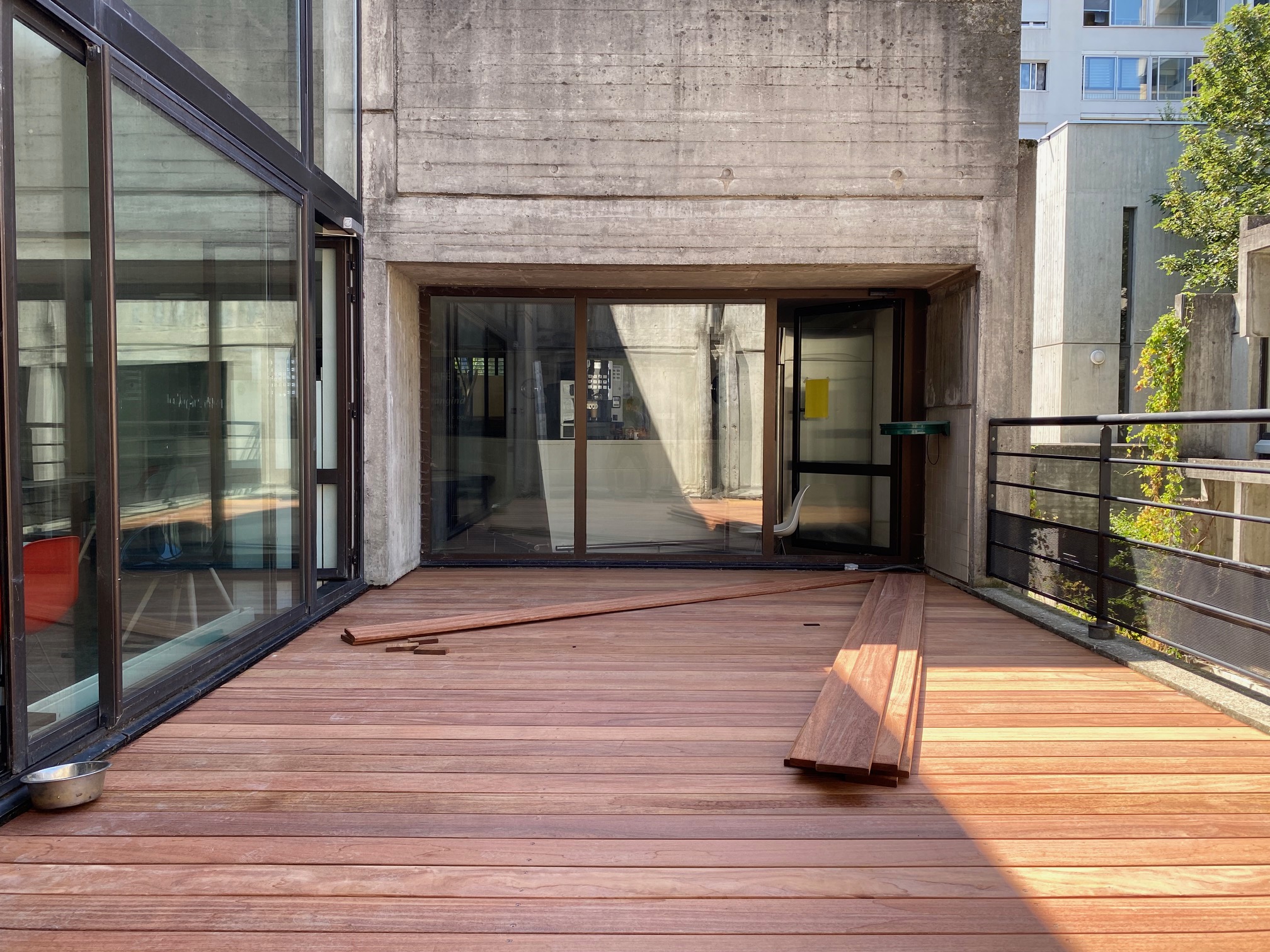 Photo du nouveau plancher de la terrasse au niveau de la cafétéria